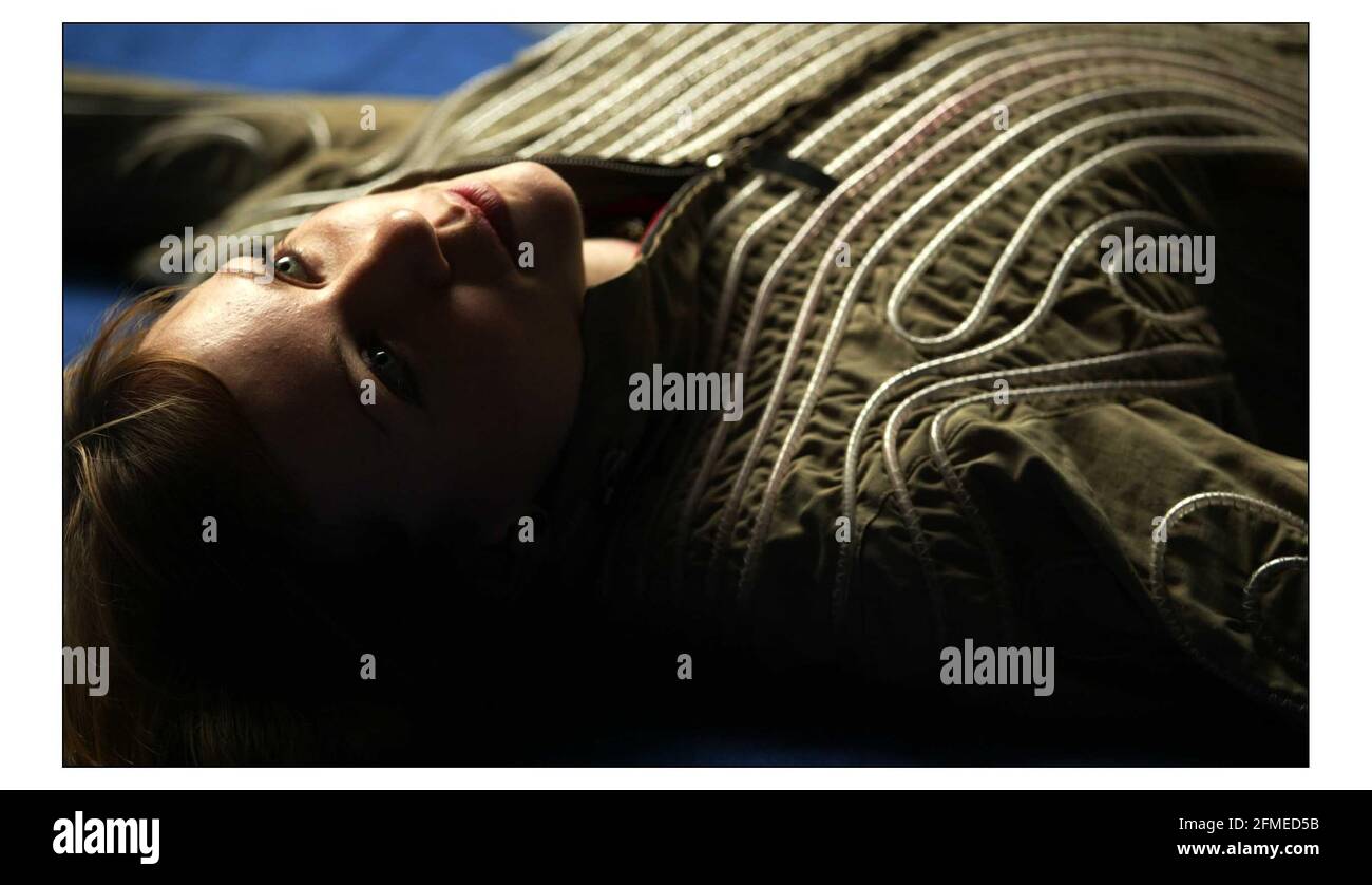 Il Museo della Scienza aprirà un nuovo centro DI DISCUSSIONE ed eventi di scienze pubbliche senza tabù a South Kensington. IL CENTRO DANA aperto oggi diventerà il luogo in cui tutte le questioni scientifiche saranno discusse in una struttura elegante. Consapevole del fatto che il cambiamento climatico dovrebbe portare a estati più spaventose, è in mostra anche questa giacca di raffreddamento che vanta un sistema di aria condizionata in miniatura progettato per la prima volta per i soldati statunitensi. pic David Sandison. 18/11/2003 Foto Stock