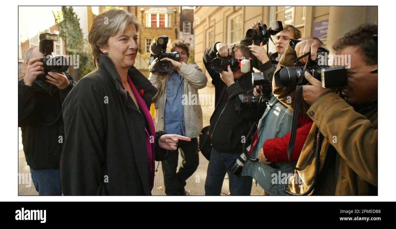 Tereasa May arriva alla sede centrale conservativa.pic David Sandison 28/10/2003 Foto Stock