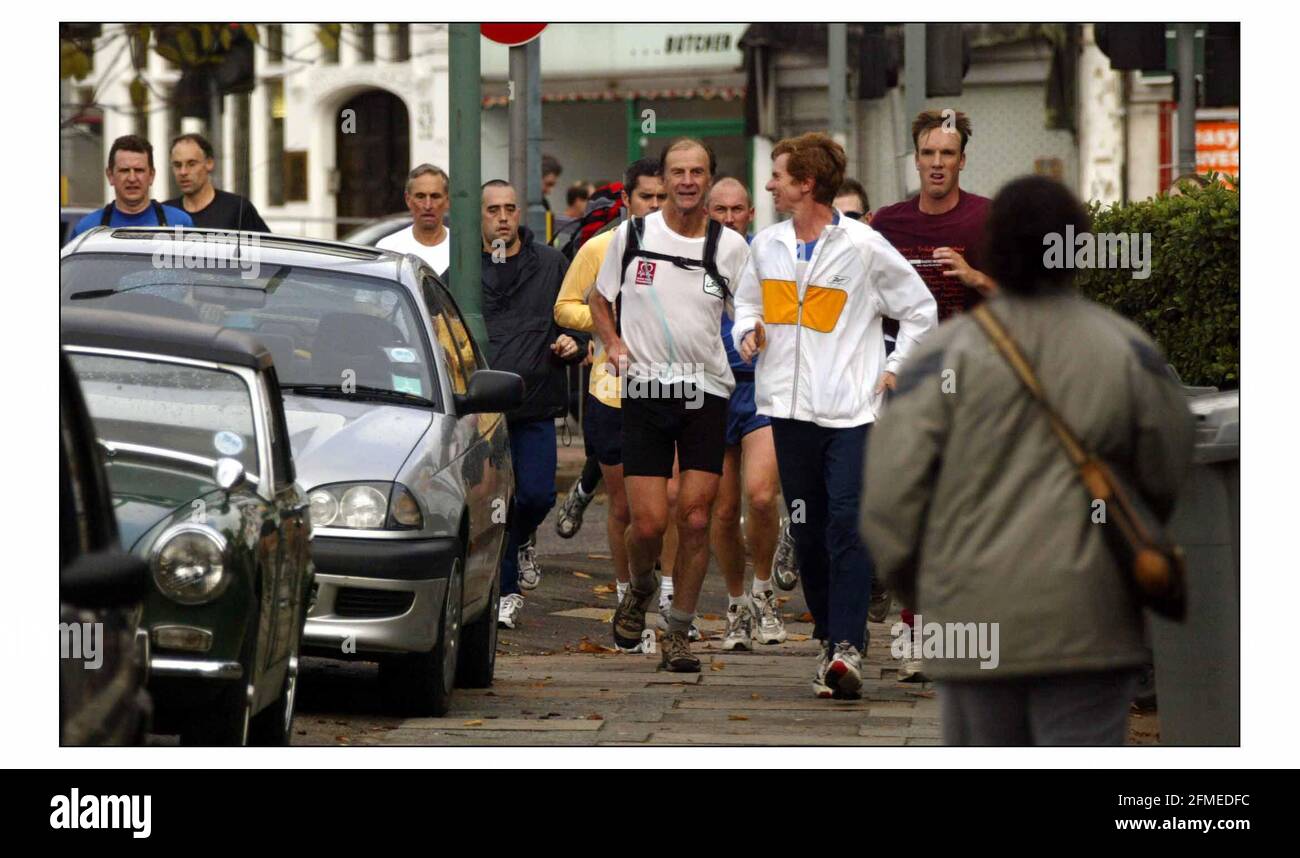 Sir Randulph Fiennes nella sua maratona di cinque giorni, in cinque paesi diversi, attraversa Londra nord per terminare la maratona a White City. Ha ancora due maratone in altri due paesi da completare.pic David Sandison 31/10/2003 Foto Stock