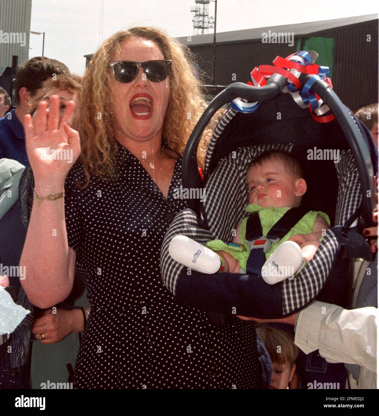 HMS INVINCIBILE RESTITUISCE. JANE DUA (27) DA YEOVIL MOSTRA LA FIGLIA JESSICA (5 MESI) A DAD JOHN. IL BAMBINO AVEVA SOLO 8 SETTIMANE QUANDO L'ULTIMA VOLTA L'HA VISTA. PIC MIKE WALKER, 1999 Foto Stock