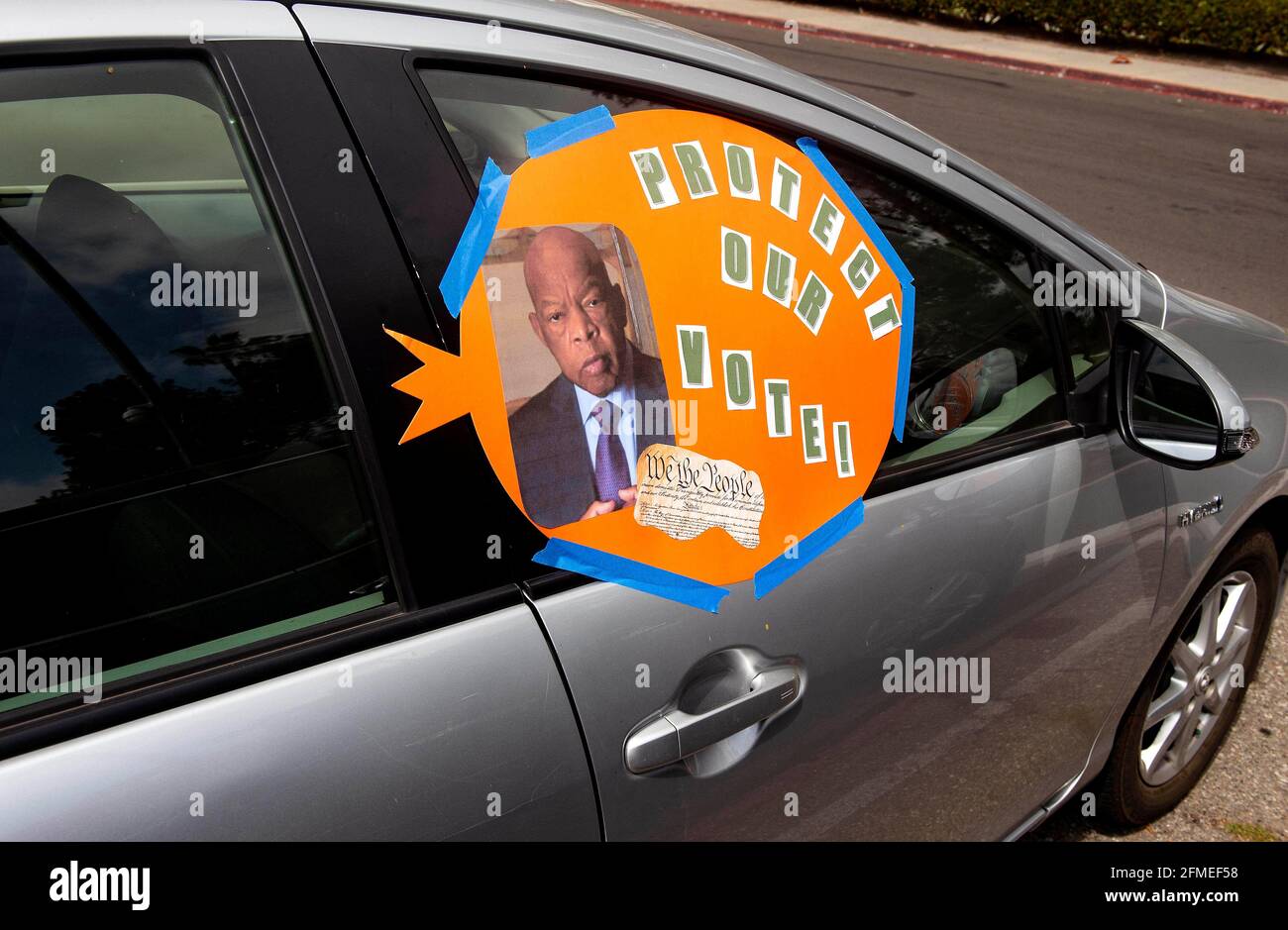 Le vetture sono state readed per il John Lewis Voter Advancement Day Votercade. 8 maggio 2021. Gli elettori di colore americani sono sotto attacco a livello nazionale da parte dei legislatori statali repubblicani intenti a introdurre e approvare leggi di soppressione degli elettori volte a deprimere l’affluenza agli elettori democratici. In circa 100 eventi in tutta la nazione oggi, la gente si è riunita virtualmente e di persona per chiedere il passaggio di HR 1, il for the People Act, e HR 4, il John Lewis voting Rights Act. Credit: Brian Cahn/ZUMA Wire/Alamy Live News Foto Stock