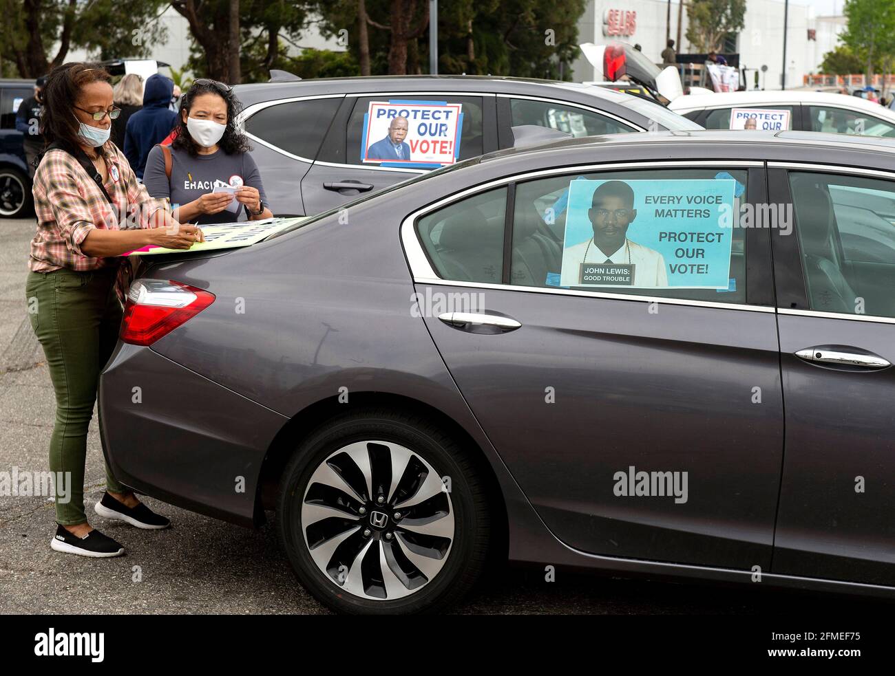 Le vetture sono state readed per il John Lewis Voter Advancement Day Votercade. 8 maggio 2021. Gli elettori di colore americani sono sotto attacco a livello nazionale da parte dei legislatori statali repubblicani intenti a introdurre e approvare leggi di soppressione degli elettori volte a deprimere l’affluenza agli elettori democratici. In circa 100 eventi in tutta la nazione oggi, la gente si è riunita virtualmente e di persona per chiedere il passaggio di HR 1, il for the People Act, e HR 4, il John Lewis voting Rights Act. Credit: Brian Cahn/ZUMA Wire/Alamy Live News Foto Stock