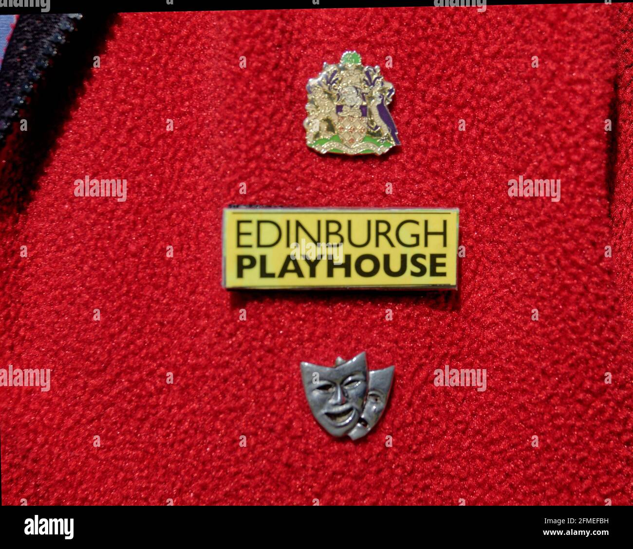 Giacca in pile rossa con badge per il personale del teatro di Edimburgo Foto Stock