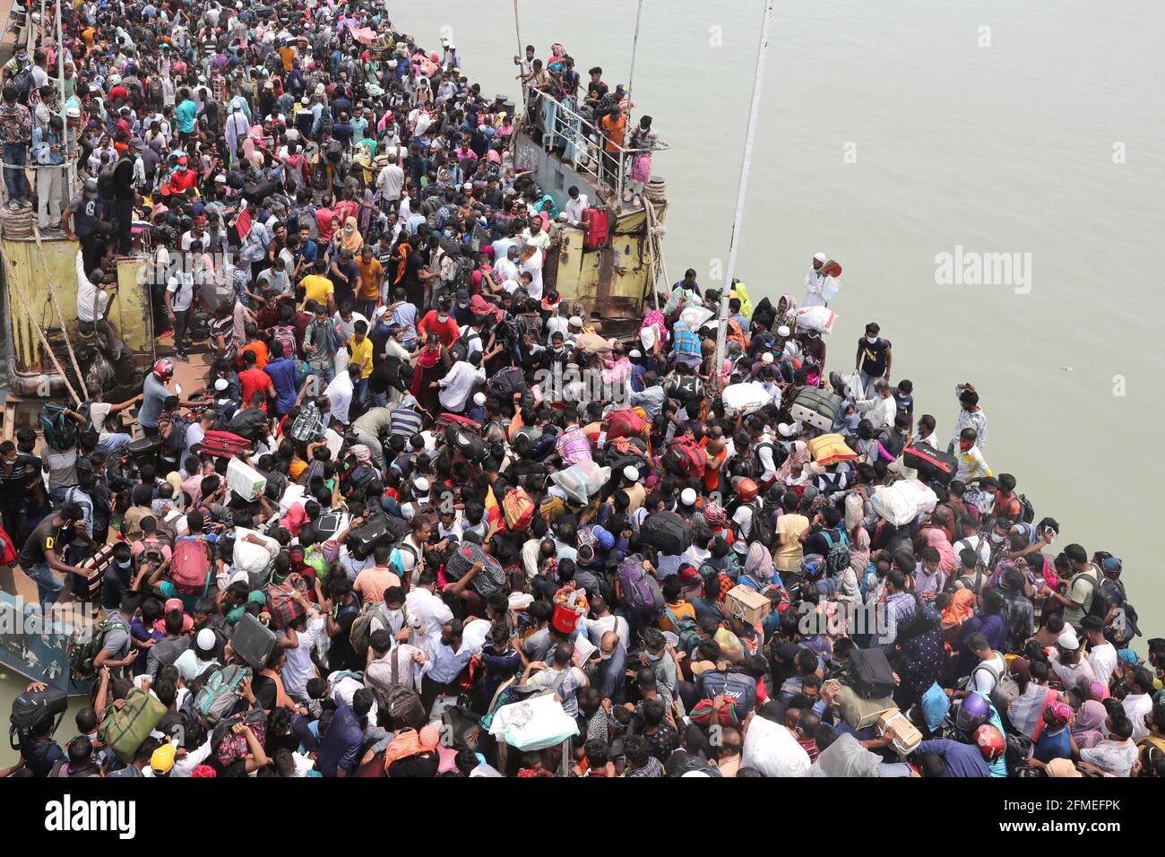 Munshiganj. 8 maggio 2021. La gente scherza a bordo di un traghetto per tornare a casa per il festival Eid al-Fitr a Munshiganj, alla periferia di Dhaka, Bangladesh, l'8 maggio 2021. La corsa MAD dei capricci di Eid-home ha prevalso ora dalle città e dalle città del Bangladesh prima del festival musulmano Eid al-Fitr, malgrado il fatto che il governo ha chiesto a tutti di rimanere nelle loro attuali posizioni per limitare la diffusione del COVID-19. Credit: Xinhua/Alamy Live News Foto Stock