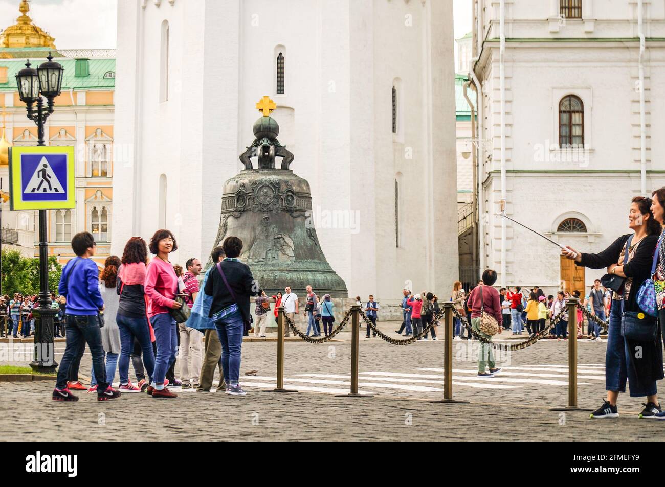 MOSCA, RUSSIA - 06 14 2016: Turisti a Mosca Cremlino attraversando la strada verso la Campana dello Zar, un capolavoro della tecnologia di fusione russa del Foto Stock