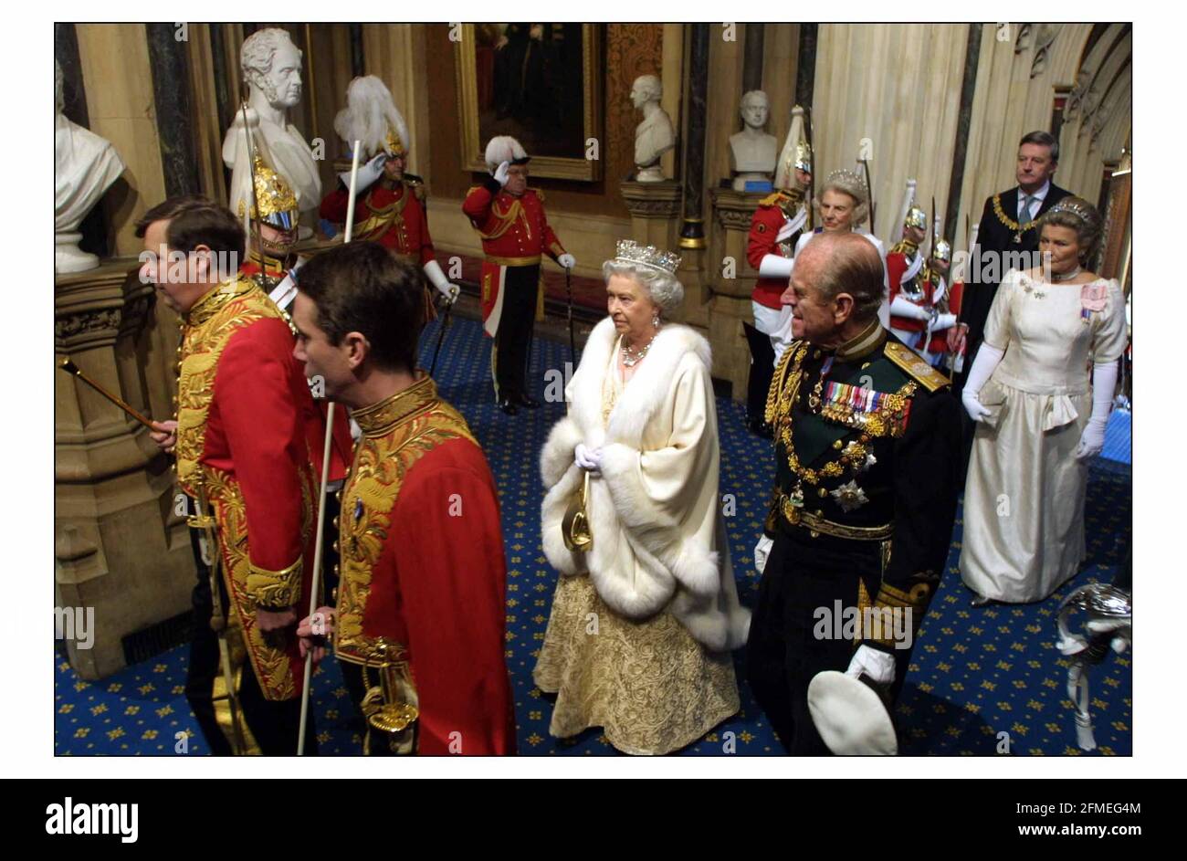 Apertura di Stato del Parlamento nel Palazzo di Westminster, la Regina arriva a dare il Queens speech.pic David Sandison l'indipendente 13/11/2002 Foto Stock