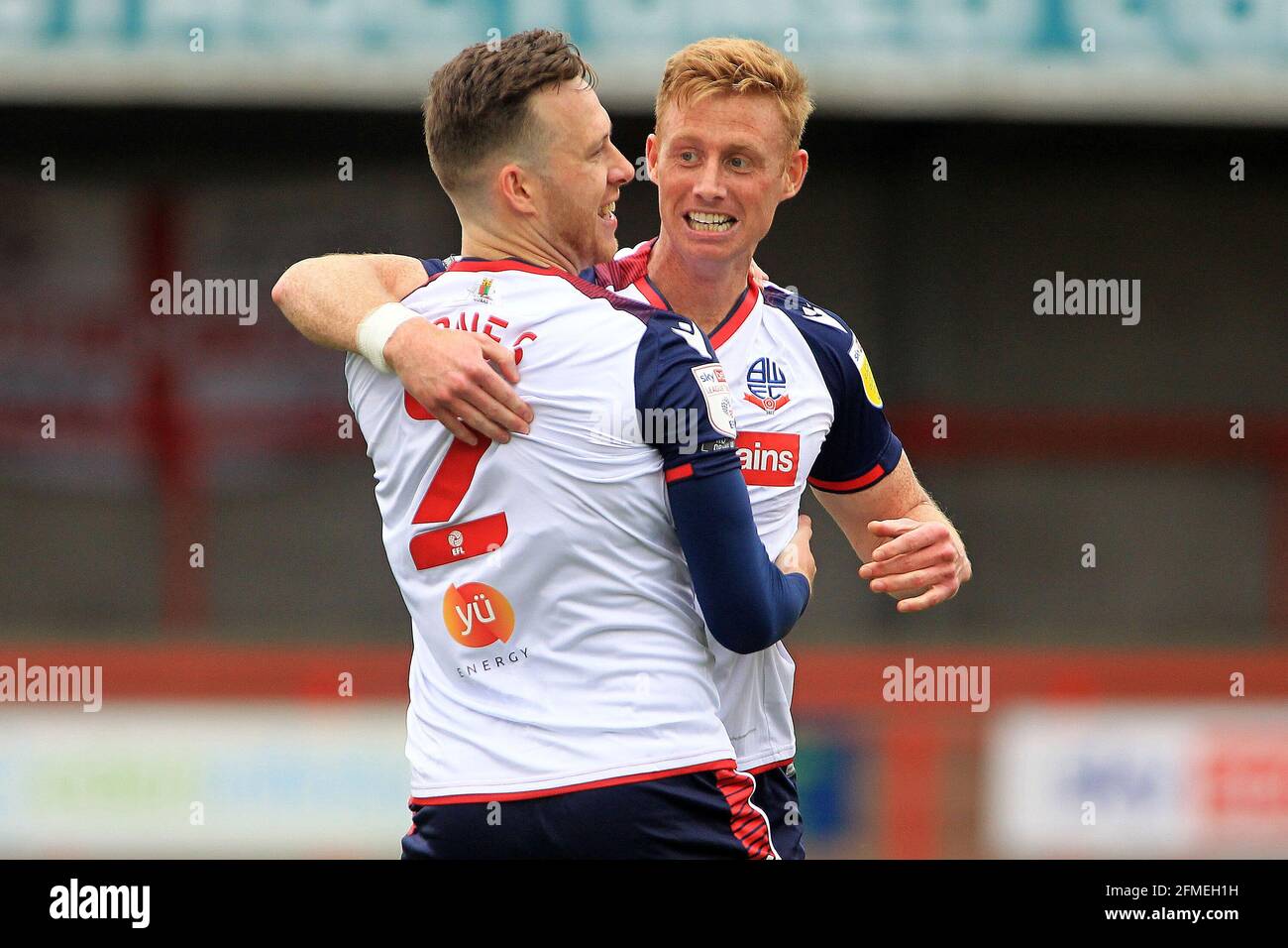 Crawley, Regno Unito. 8 maggio 2021. Eoin Doyle di Bolton Wanderers (R) festeggia dopo aver segnato il suo terzo goal squadre. EFL Skybet Football League Two match, Crawley Town contro Bolton Wanderers al People's Pension Stadium di Crawley, West Sussex, Inghilterra sabato 8 maggio 2021. Questa immagine può essere utilizzata solo per scopi editoriali. Solo per uso editoriale, è richiesta una licenza per uso commerciale. Nessun uso nelle scommesse, nei giochi o in un singolo club/campionato/giocatore publications.pic by Steffan Bowen/Andrew Orchard sports photography/Alamy Live News Credit: Andrew Orchard sports photography/Alamy Live News Foto Stock