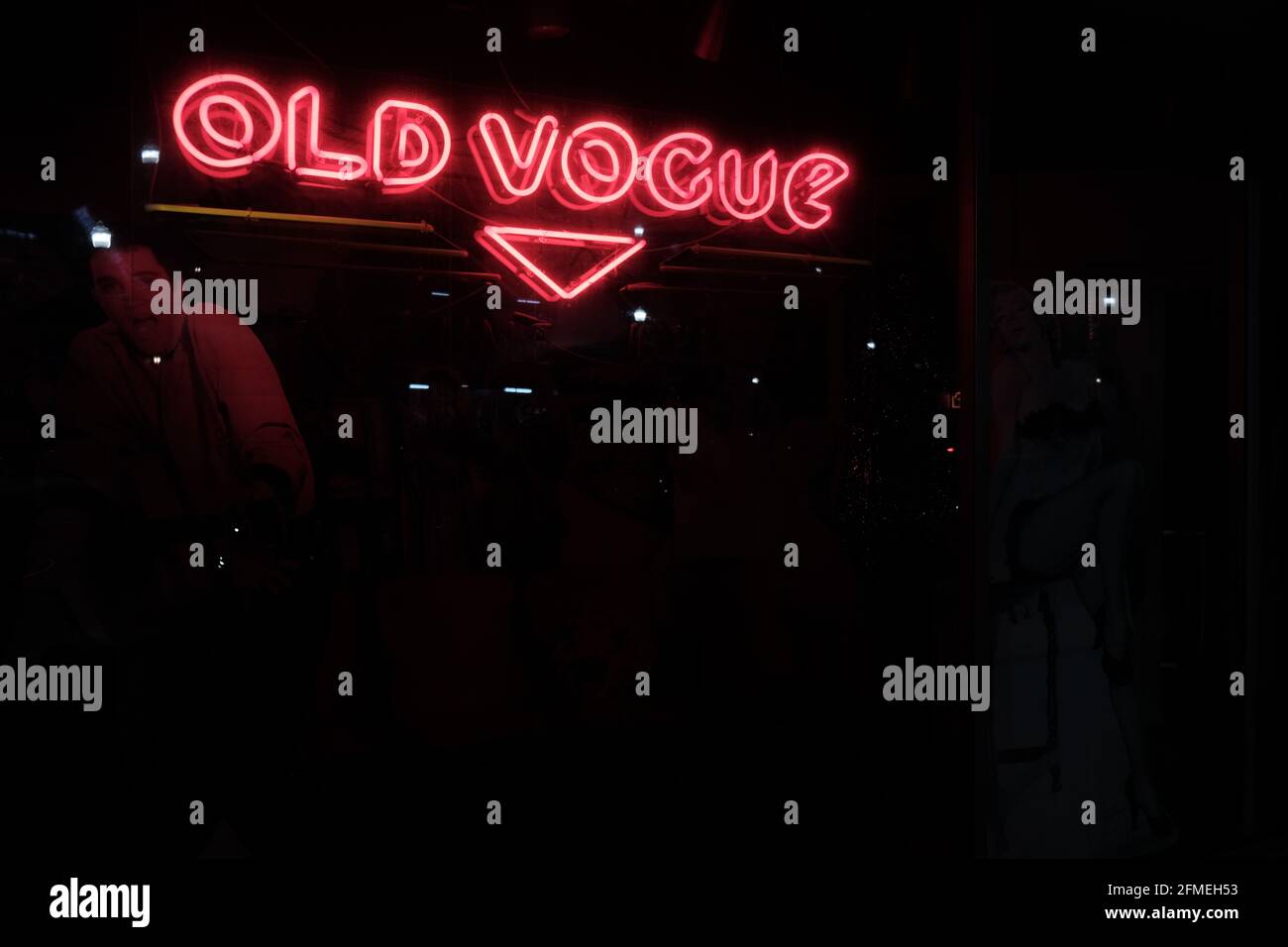 Questa è una fotografia di un cartello al neon nel centro di Lafayette, Louisiana, che dice "Old Vogue". Ci sono alcune cose interessanti nella visualizzazione della finestra, fare Foto Stock