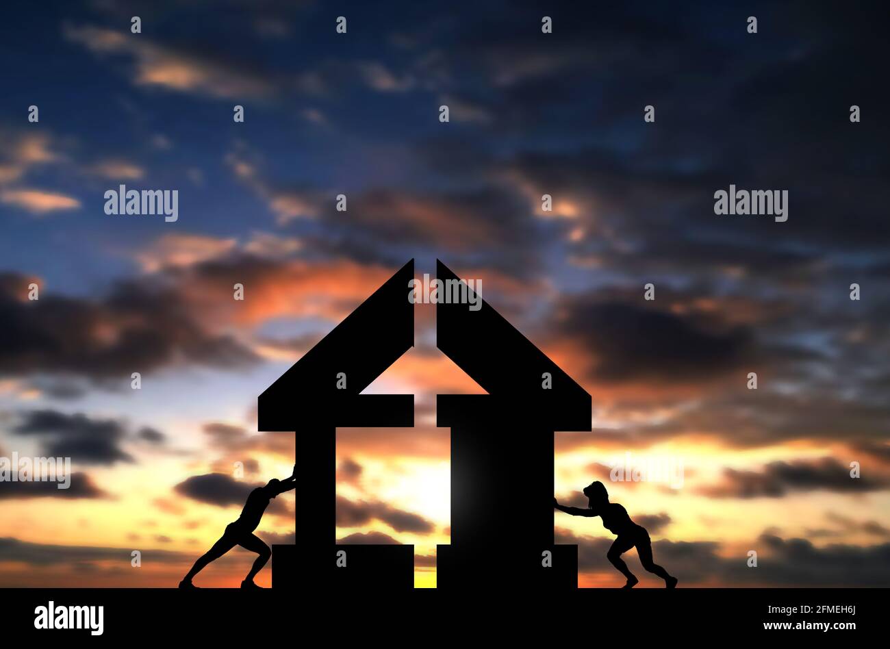 Coppia collegare due pezzi di Casa per completare la costruzione. Foto concettuale dell'uomo e della donna costruire una casa, tramonto cielo sfondo Foto Stock