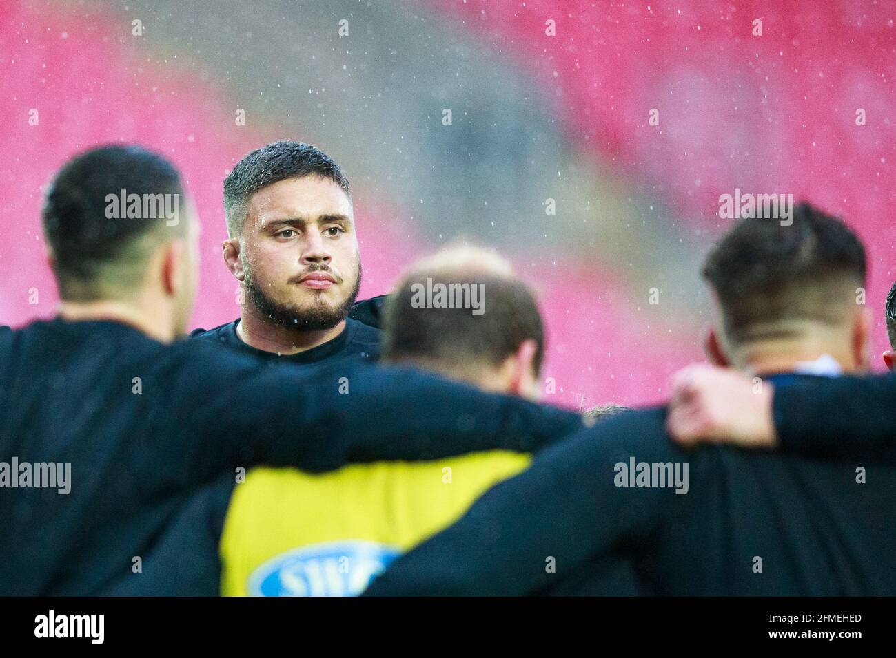 Llanelli, Regno Unito. 8 maggio 2021. Gli ospreys numero otto Ethan Roots ascoltano un colloquio di squadra prima della partita di rugby Scarlets contro Ospreys PRO14 Rainbow Cup. Credit: Gruffydd Thomas/Alamy Live News Foto Stock