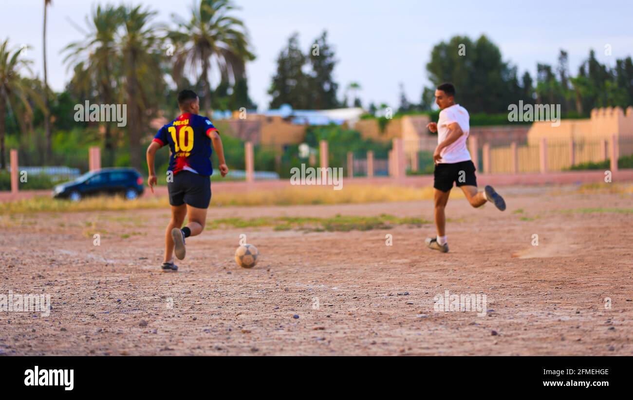 Marrakech, Marocco - 25 APRILE 2021 : uomini che giocano a calcio su un campo polveroso Marrakech in Marocco Foto Stock