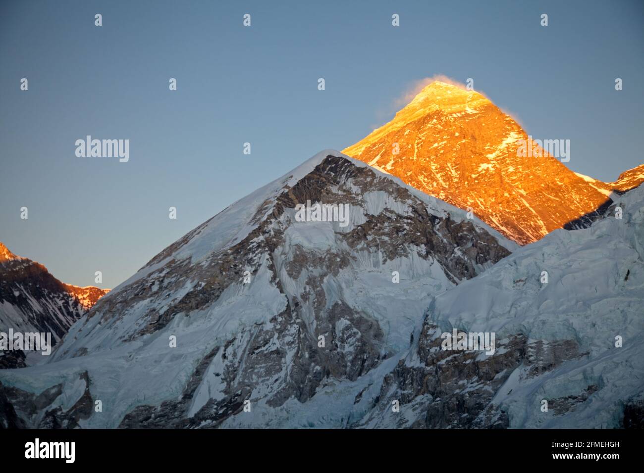 Spettacolare tramonto arancione Monte Everest da Kala Patthar Lookout, Nepal. Foto Stock