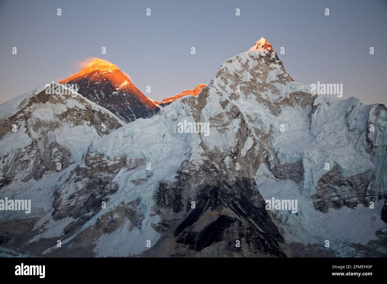 Spettacolare tramonto arancione dal punto panoramico di Kala Patthar del Monte Everest, Nepal. Foto Stock