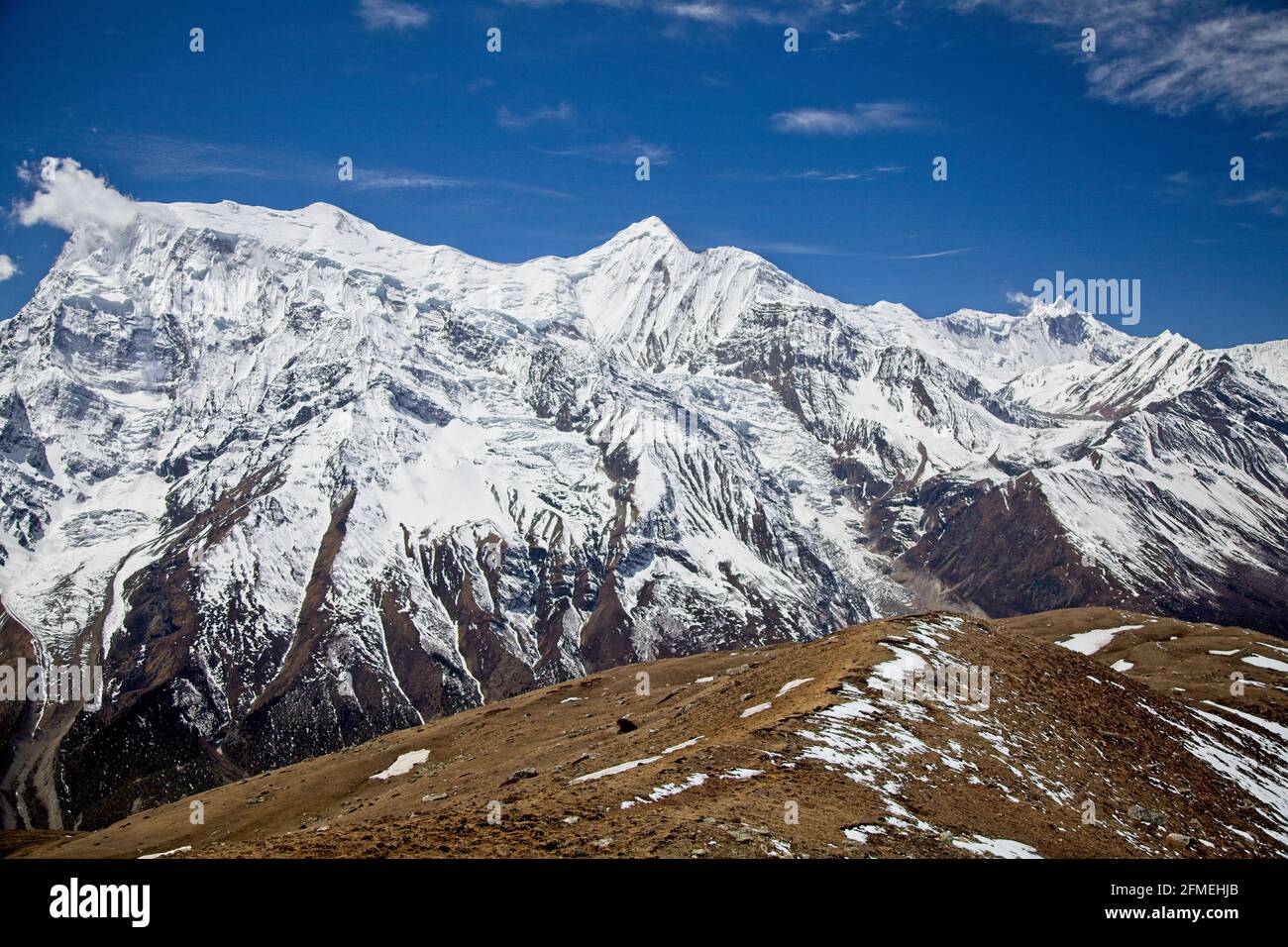 Spettacolari montagne dell'Himalaya coperte di neve circuito di Annapurna, Nepal. Foto Stock