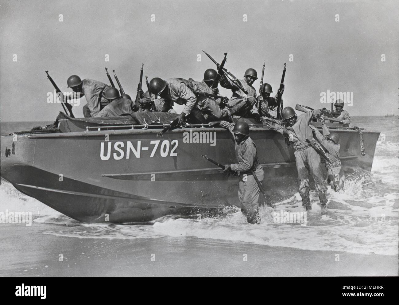 Guerra mondiale due Seabees afroamericani della seconda guerra mondiale allenarsi con un Landing Craft USN United States Navy - Neri - circa 1942 Foto Stock