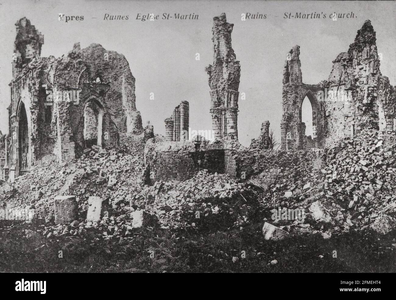 Prima Guerra Mondiale i prima Guerra Mondiale le rovine della Grande Guerra della Chiesa di San Martino in Ypres Belgio circa 1918 Foto Stock
