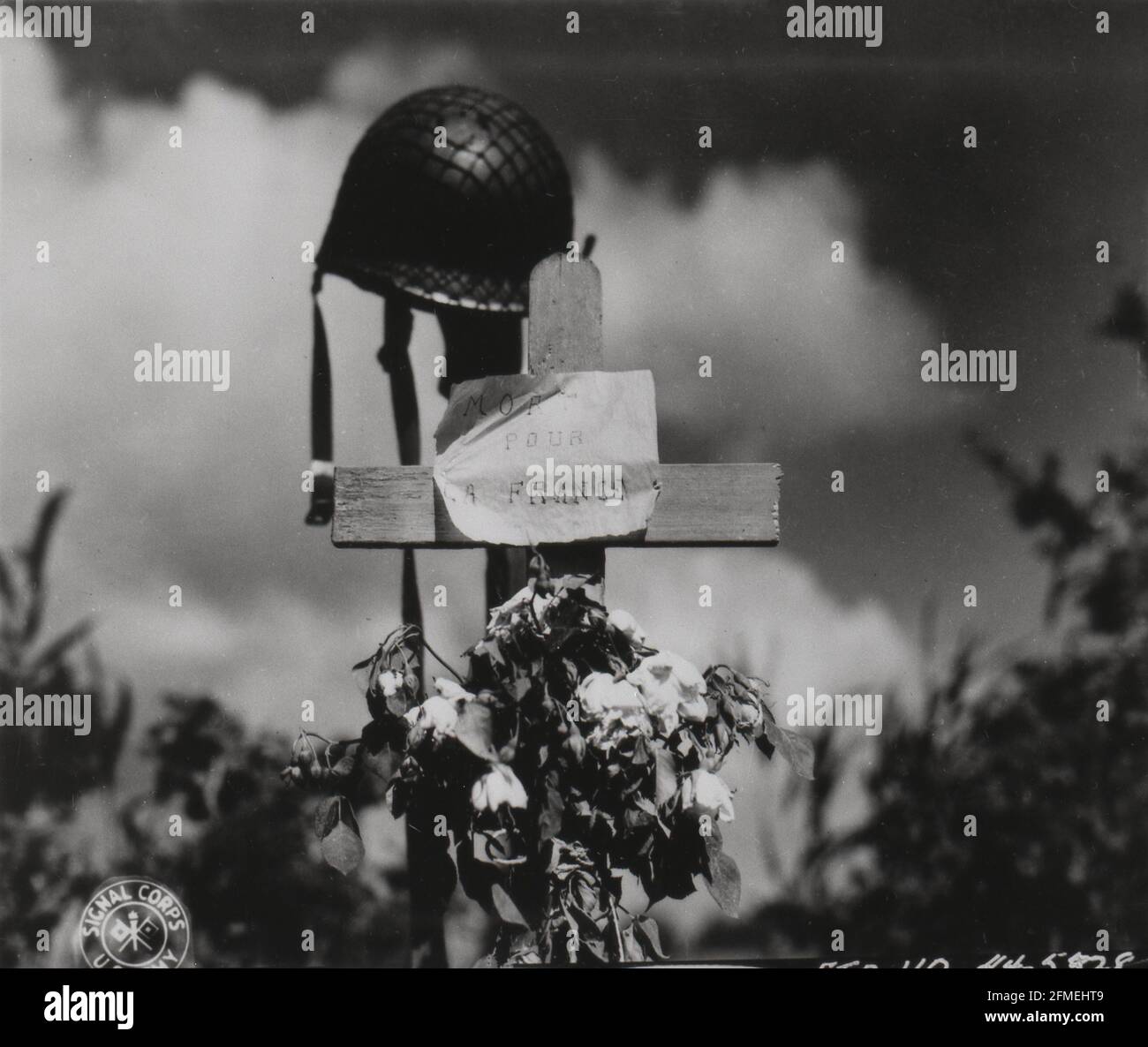 Guerra mondiale i civili francesi della seconda guerra mondiale eressero questo silenzioso tributo ad un soldato americano caduto nello sforzo di liberare la Francia dall'occupazione tedesca, 17 giugno 1944 Carentan Foto Stock