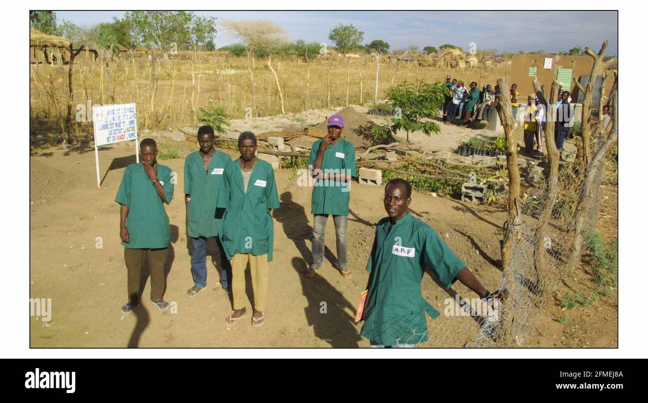 Nurserymen nel villaggio di Nagre [accento acuto sulla finale E] Burkina Faso vedere la storia McCarthy probabile essere archiviato Lunedì foto David Sandison 21/12/2002 Foto Stock