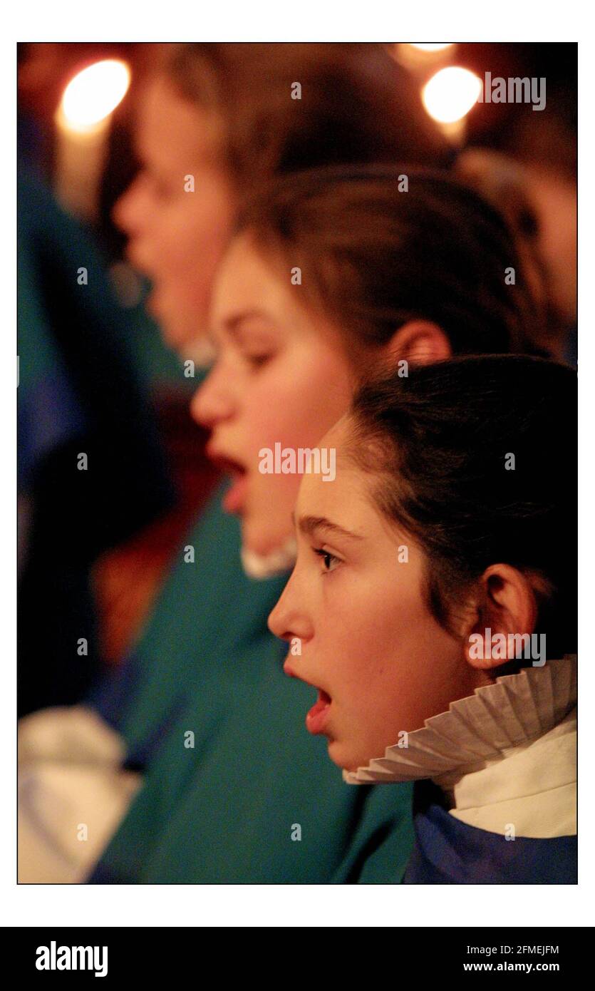 Salisbury Cath. Coro durante una registrazione di canzoni di lode.pic David Sandison 4/12/2002 Foto Stock