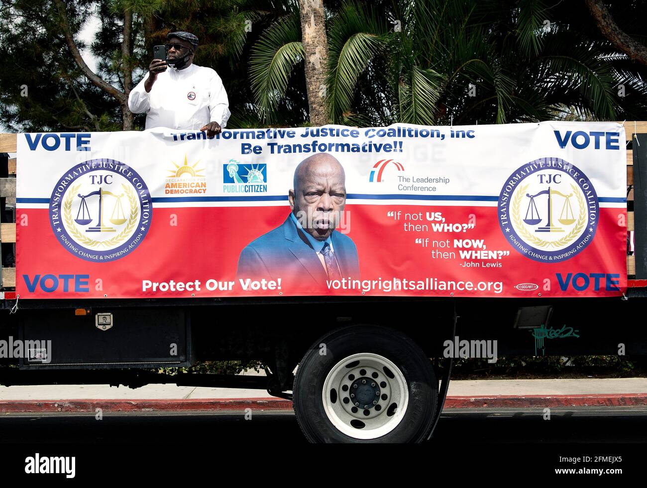 Il camion principale entra in vigore per la Votercade John Lewis Voter Advancement Day. 8 maggio 2021. Gli elettori di colore americani sono sotto attacco a livello nazionale da parte dei legislatori statali repubblicani intenti a introdurre e approvare leggi di soppressione degli elettori volte a deprimere l’affluenza agli elettori democratici. In circa 100 eventi in tutta la nazione oggi, la gente si è riunita virtualmente e di persona per chiedere il passaggio di HR 1, il for the People Act, e HR 4, il John Lewis voting Rights Act. Credit: Brian Cahn/ZUMA Wire/Alamy Live News Foto Stock