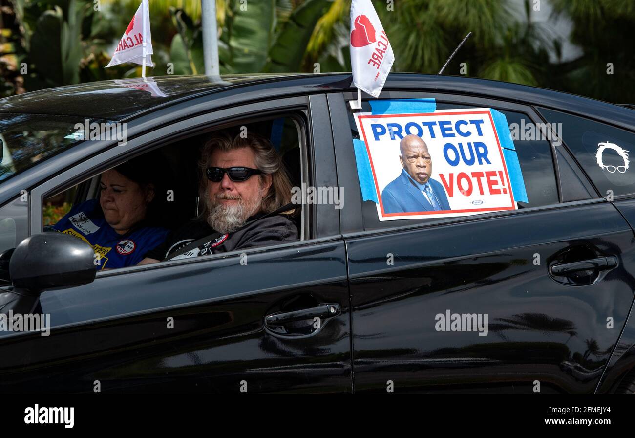 Le vetture si allineano per il John Lewis Voter Advancement Day Votercade. 8 maggio 2021. Gli elettori di colore americani sono sotto attacco a livello nazionale da parte dei legislatori statali repubblicani intenti a introdurre e approvare leggi di soppressione degli elettori volte a deprimere l’affluenza agli elettori democratici. In circa 100 eventi in tutta la nazione oggi, la gente si è riunita virtualmente e di persona per chiedere il passaggio di HR 1, il for the People Act, e HR 4, il John Lewis voting Rights Act. Credit: Brian Cahn/ZUMA Wire/Alamy Live News Foto Stock