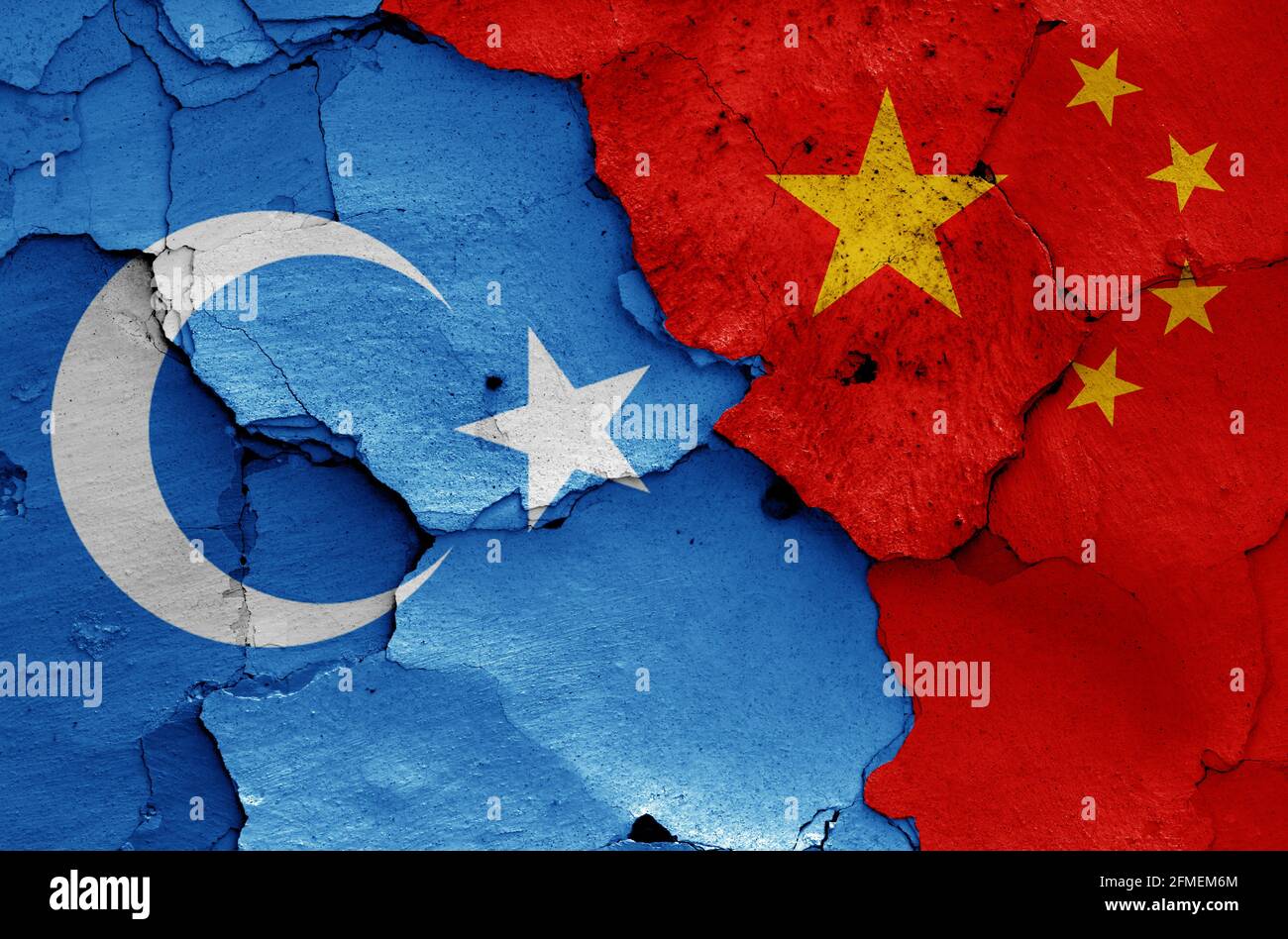 Bandiere del Turkestan orientale e della Cina dipinte su pareti incrinate Foto Stock