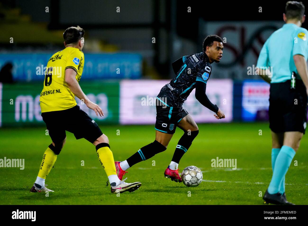 VENLO, PAESI BASSI - 8 MAGGIO: Danny Post di VVV Venlo e Cyril Ngonge di RKC Waalwijk durante la partita olandese di Eredivisie tra VV Venlo e RKC Waalwijk a Covebo Stadion - De Koel l'8 maggio 2021 a Venlo, Paesi Bassi (Foto di Joris Verwijst/Orange Pictures) Foto Stock