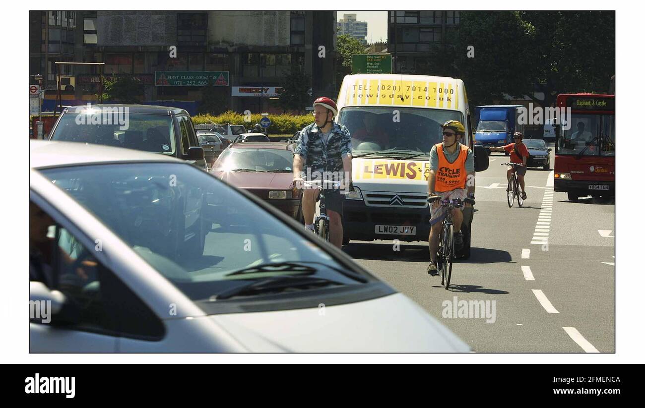 Cole Morton con istruttore di ciclo Steve Wagland (controllare l'ortografia) Fai un giro nel negozio di biciclette di Edwardes in Camberwell Road attraverso Elephant & Castle sul ponte di Waterloo in Soho.Pic David Sandison 13/6/2003 Foto Stock