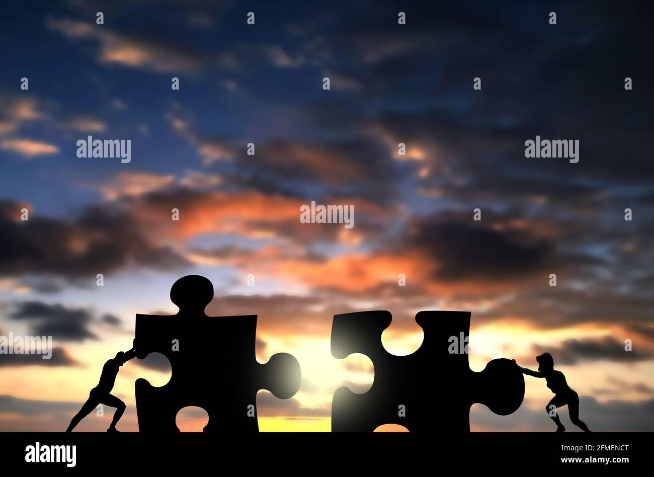 Uomo e donna collegano due Puzzle insieme. Concetto di collaborazione tra uomini d'affari e donne d'affari , le coppie di affari lavorano insieme spingendo duramente per connettersi Foto Stock