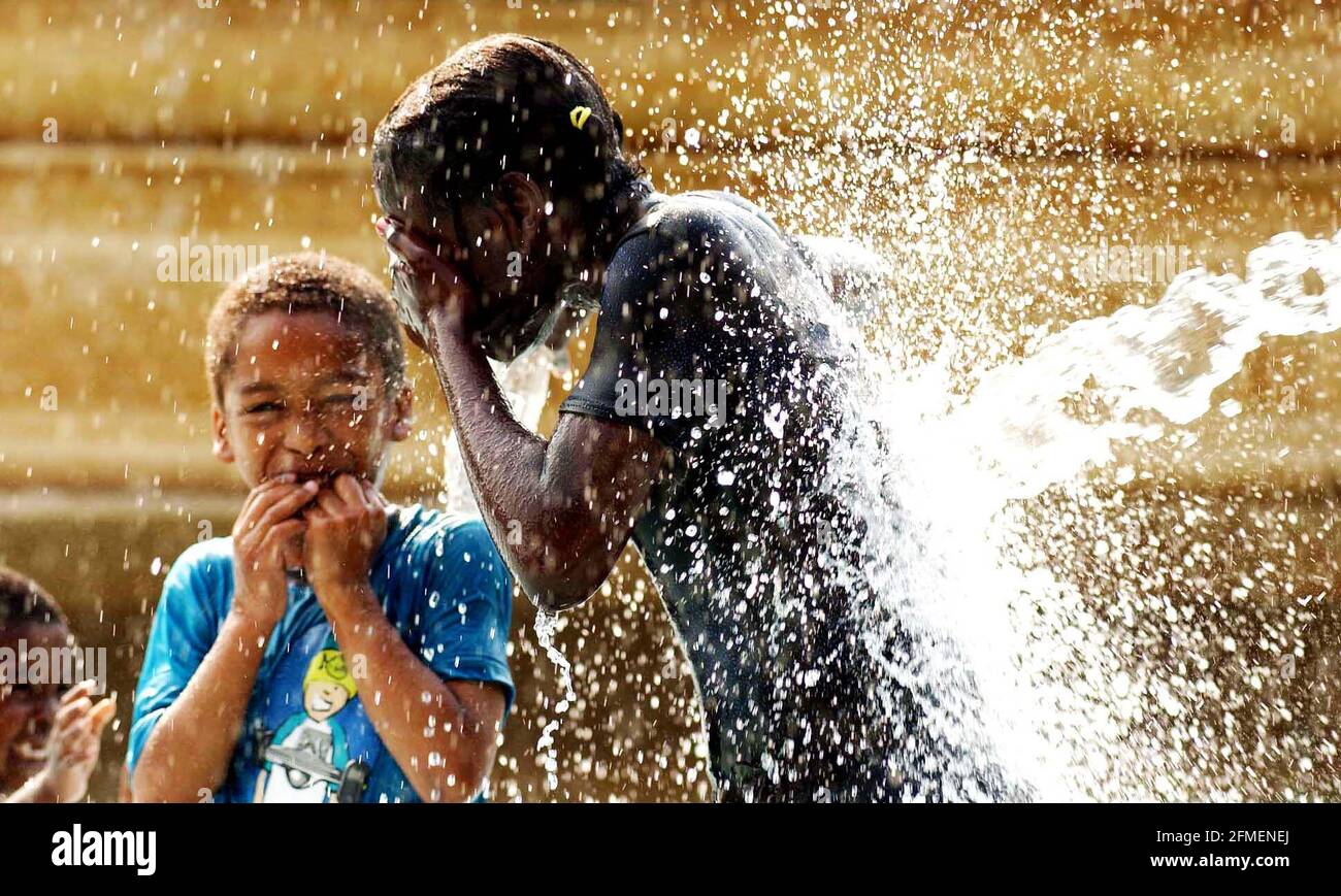 I bambini giocano nelle fontane di Trafalgar Square sul Giorno più caldo dell'anno (probabilmente).29 luglio 2002 foto Andy Paradiso Foto Stock