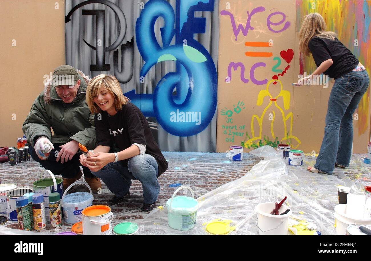 Graffiti Artist 'Pulse' con Julia Carling (a sinistra) e Nadine Baggot (Beauty ed of Hello) che aiutano il lancio del 'Urban Energy Art Project 2002'. 8 luglio 2002 foto Andy Paradise Foto Stock