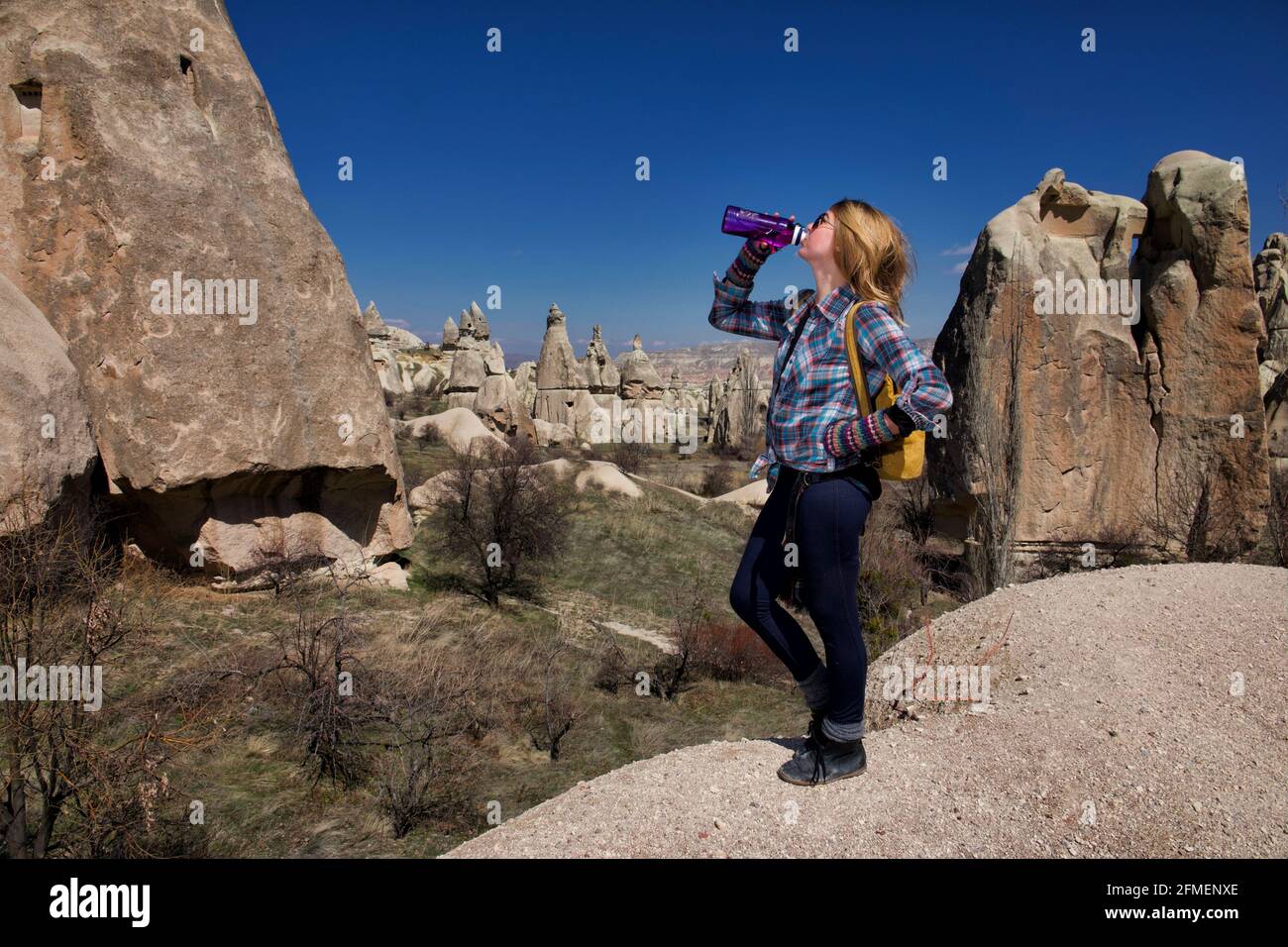 Donna escursionista che prende una bevanda in Cappadocia, Turchia Foto Stock