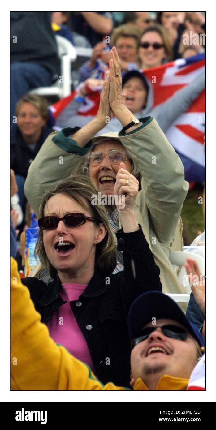 Wimbledon......... Henman Hill mentre Tim Henman suona M Kratochvilpic David Sandison 1/7/2002 Foto Stock