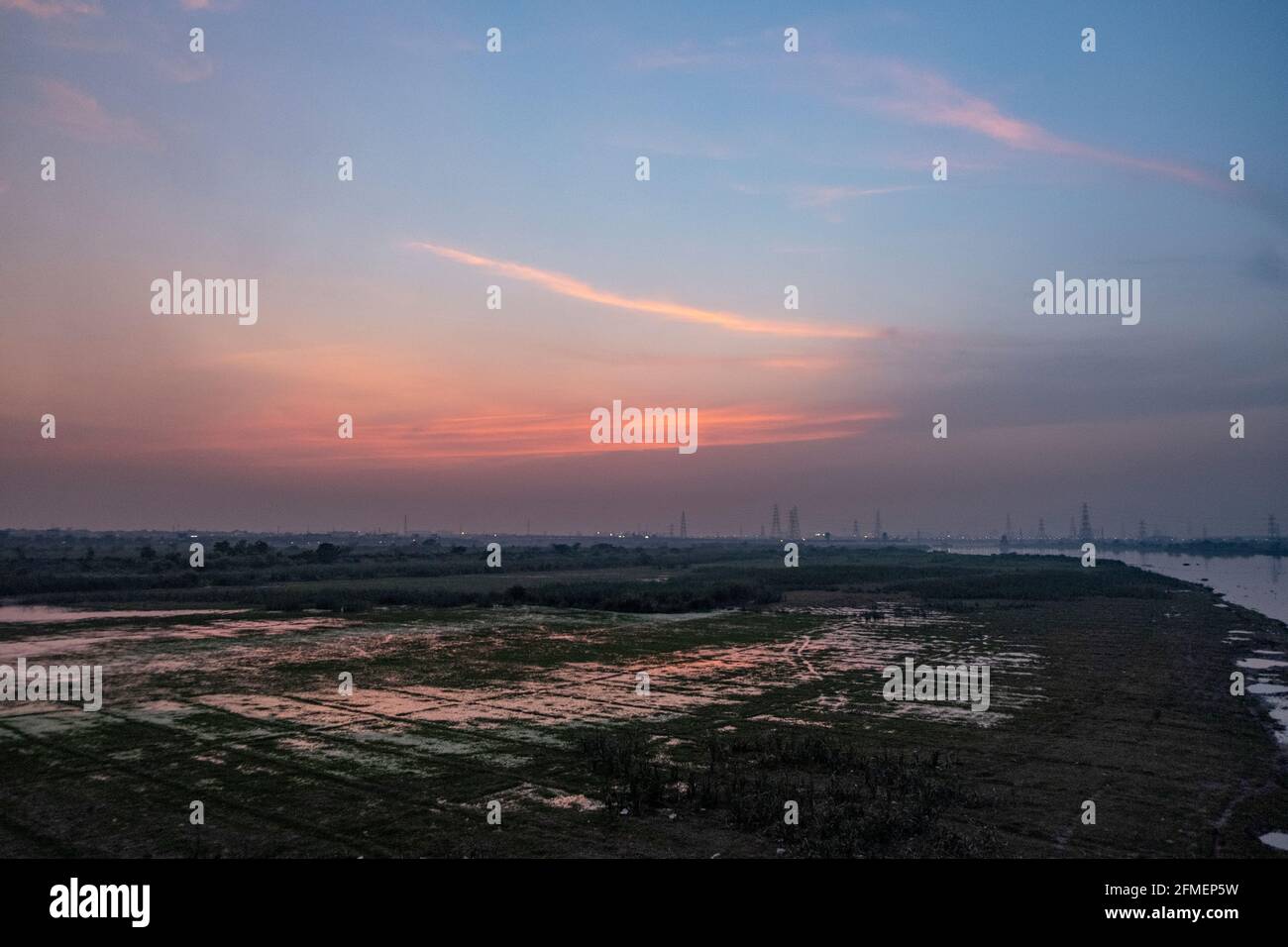 Vista della Yamuna Bank dalla superstrada DND, Delhi, India. Foto Stock