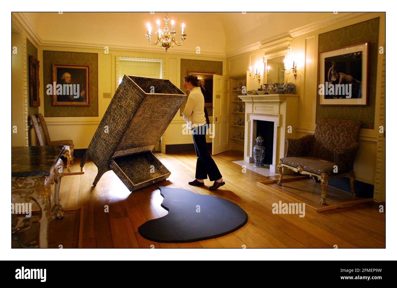 La mostra ARCADIA IN CITTÀ A MARBLE HALL apre al pubblico il 30 giugno. Arte contemporanea nel contesto storico di Marble Hill House, Twickenham.Yumi Shimada...Untitled..wood, hardboard,MDF,paint. pic David Sandison 27/6/2002 Foto Stock