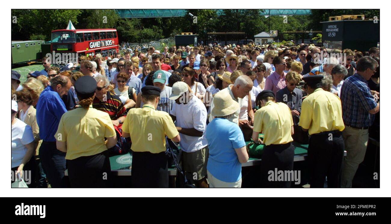 Wimbledon Day One..... e i giocatori e i crouds sono stati trattati a glorioso Weather.Fans in cerca di Wimbledonpic David Sandison 24/6/2002 Foto Stock