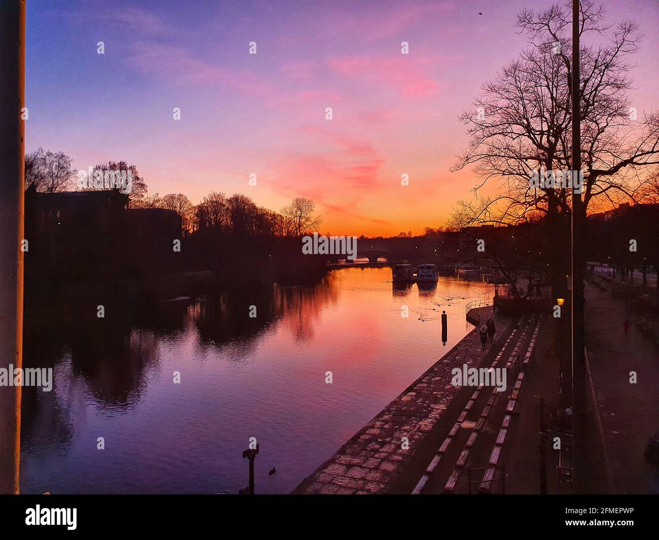 Un magico e colorato tramonto invernale sul fiume Dee a Chester, Regno Unito Foto Stock