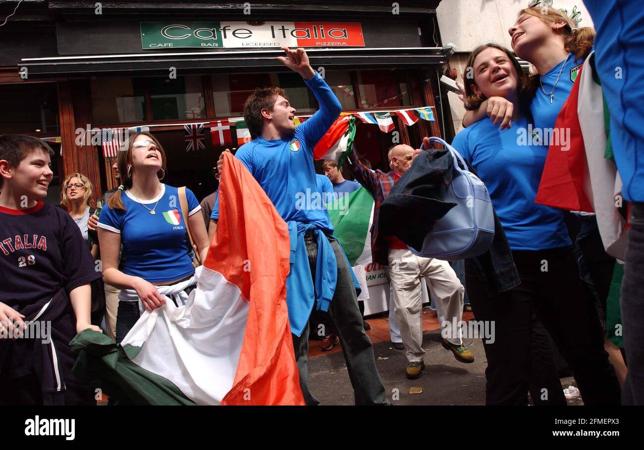 Gli italiani a Soho, Londra, che celebrano la loro squadra di calcio delle Nazioni 0-0 attirano contro il Messico, il che significa che passano al turno successivo. Photo Andy Paradise Foto Stock