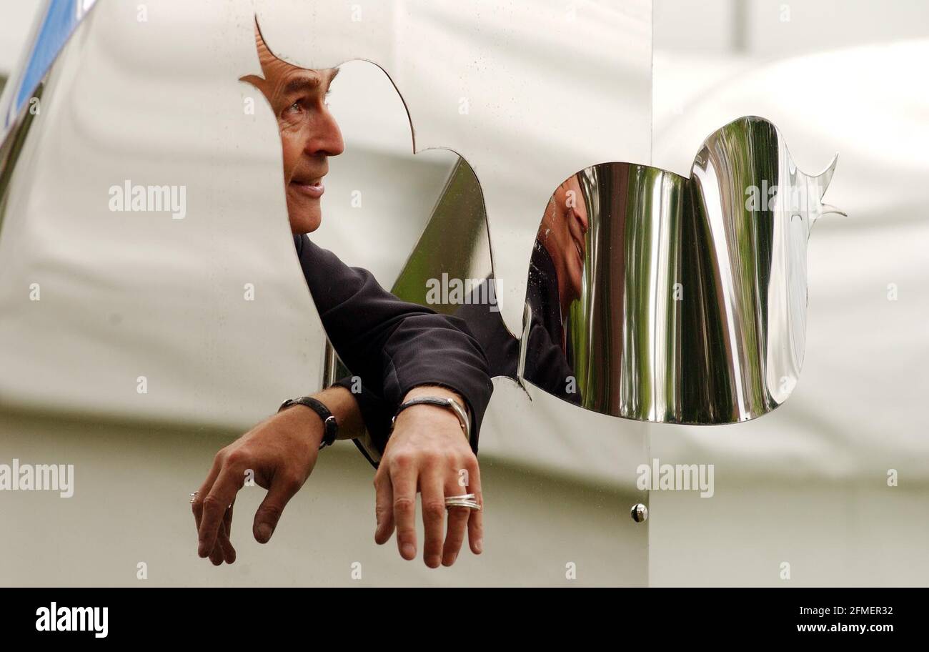 Il creatore visivo David Shilling, che è meglio conosciuto per le sue creazioni di cappelli per Royal Ascot, si innalza dalla sua recente installazione intitolata 'Big Kiss' che si trova all'ingresso di artLONDON che apre domani al quartier generale del Duke of Yorks a Chelsea.21 maggio 2002 foto Andy Paradise Foto Stock