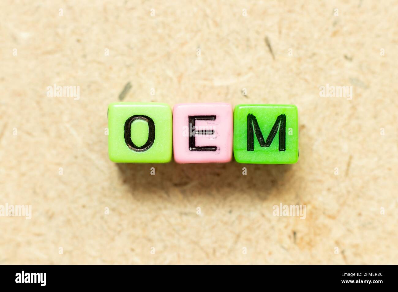 Blocco di lettere alfabetiche a colori in termini OEM (Abbreviazione di Original Equipment Manufacturer) su sfondo di legno Foto Stock