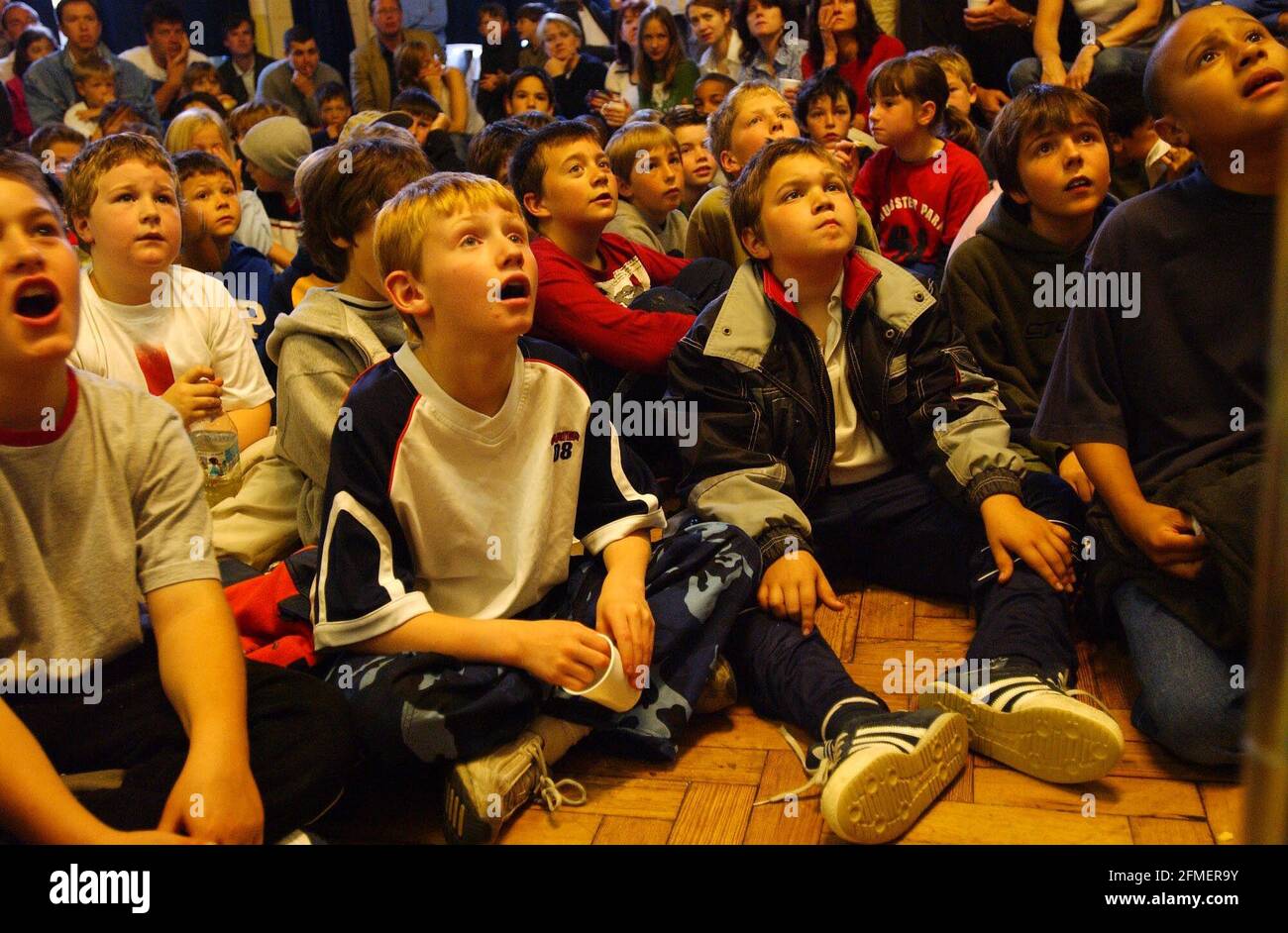 Alunni alla Honeywell Junior School di Battersea che guardano il gioco Inghilterra V Nigeria. Il punteggio era 0-0. Foto Stock