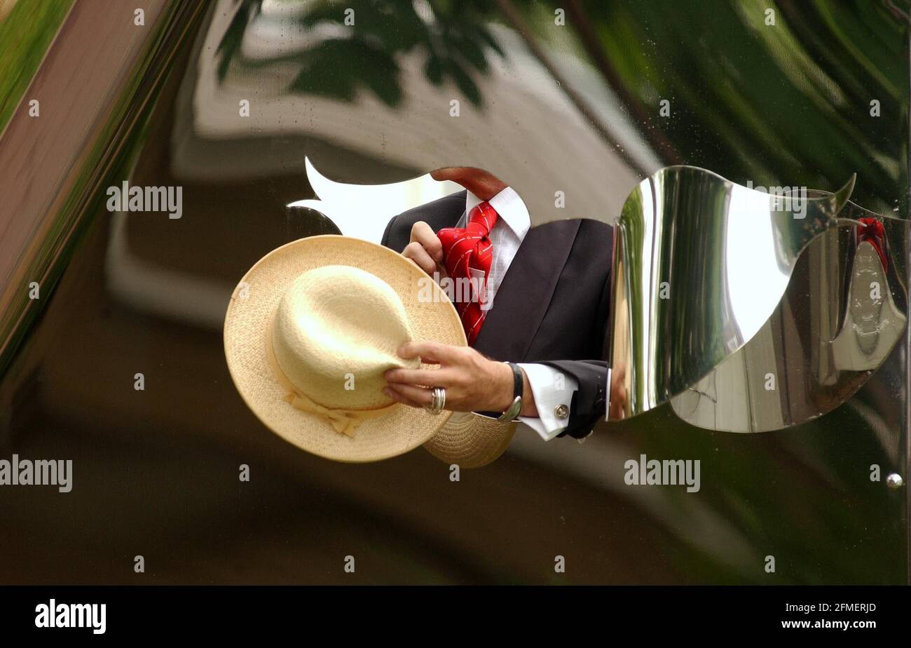 Il creatore visivo David Shilling, che è meglio conosciuto per le sue creazioni di cappelli per Royal Ascot, si innalza dalla sua recente installazione intitolata 'Big Kiss' che si trova all'ingresso di artLONDON che apre domani al quartier generale del Duke of Yorks a Chelsea.21 giugno 2002 foto Andy Paradise Foto Stock