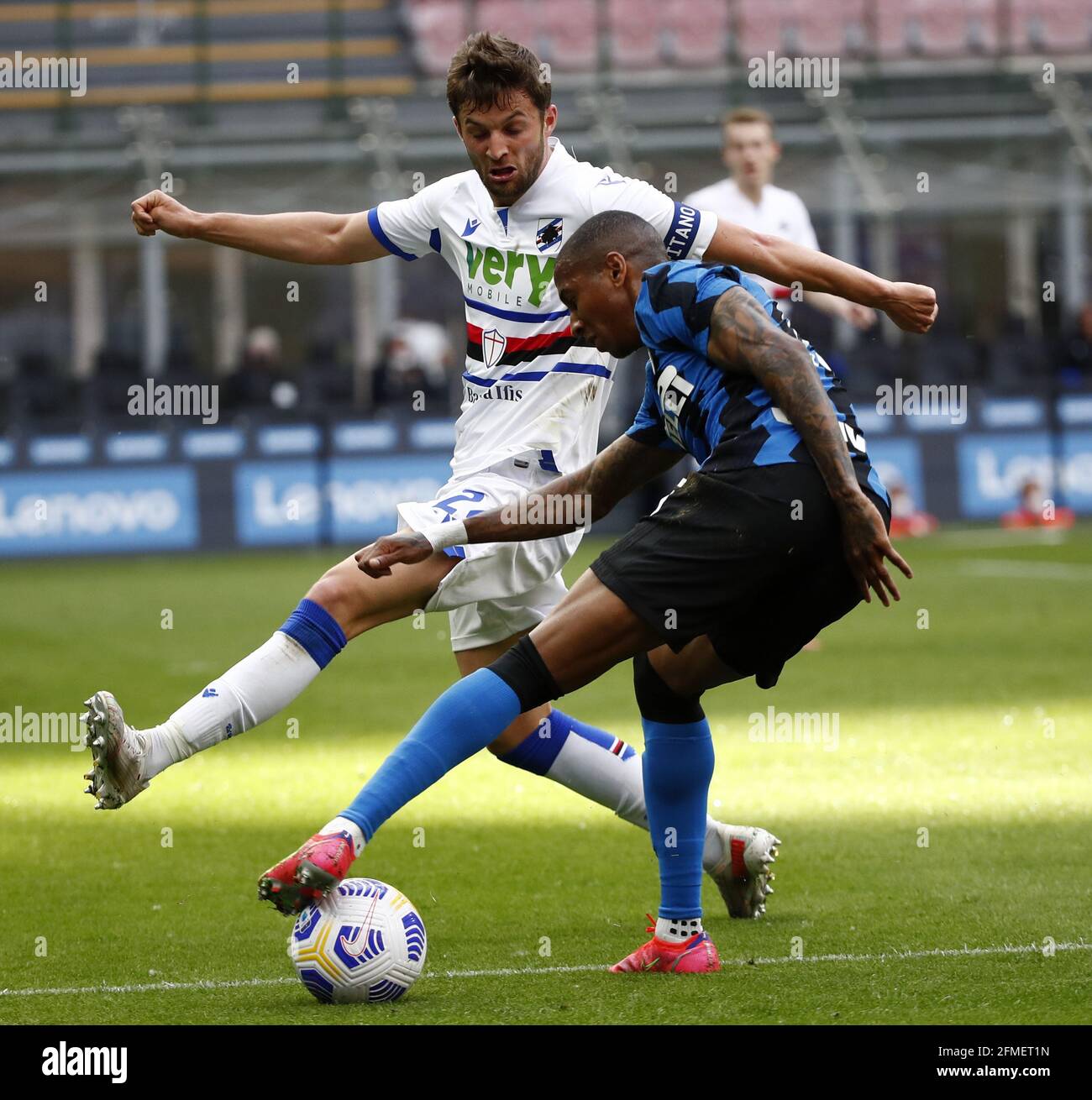 (210509) -- MILANO, 9 maggio 2021 (Xinhua) -- l'Ashley Young (R) dell'Inter Milan vies con il Bartosz Bereszynski di Sampdoria durante una partita di calcio tra Inter Milan e Sampdoria a Milano, 8 maggio 2021. (Ningbo) Foto Stock