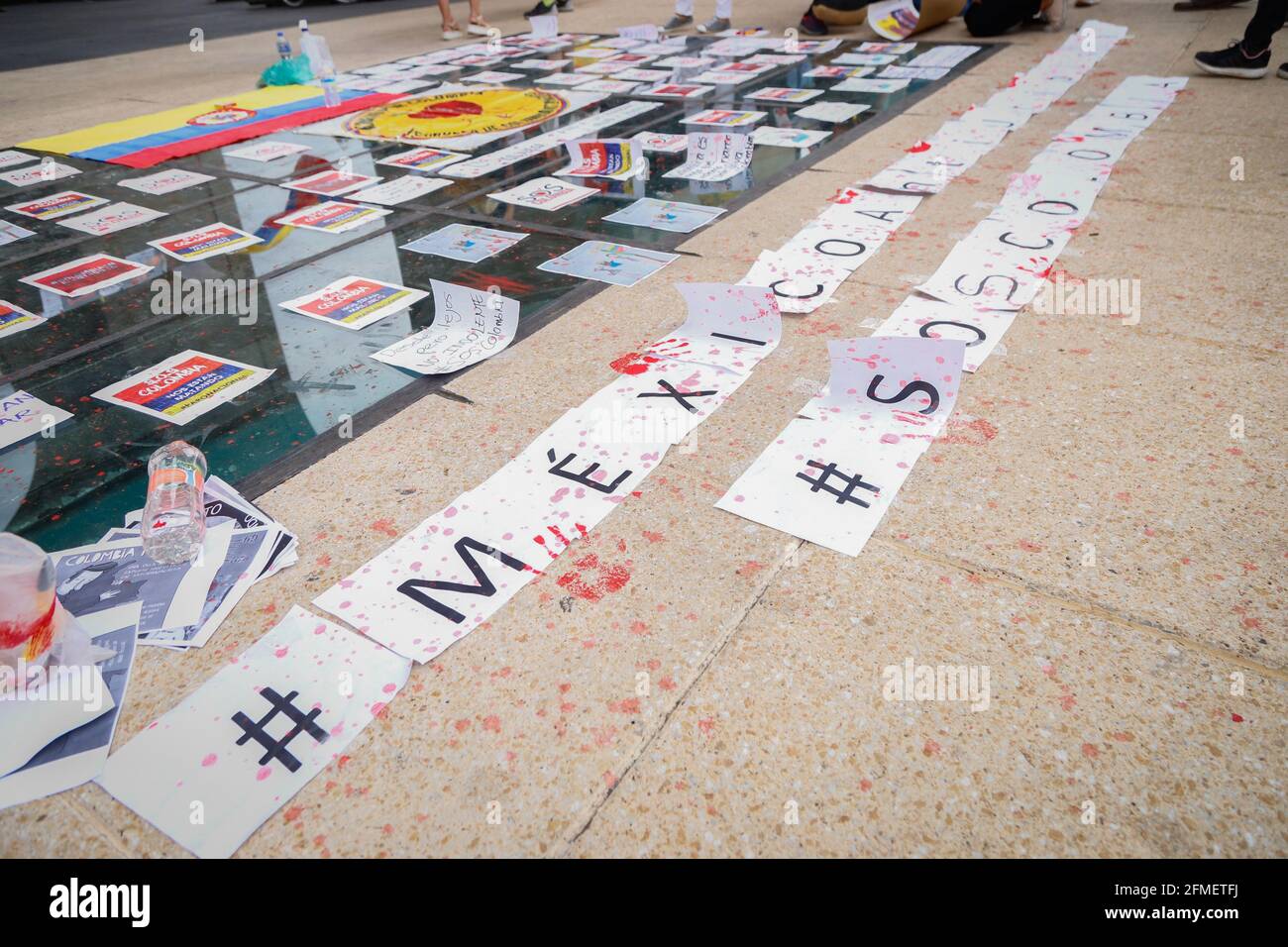 Manifesti che dicono 'Mexico, SOS' visto durante una protesta a sostegno dello Sciopero Nazionale in Colombia. A Città del Messico si sono svolte diverse manifestazioni che hanno rifiutato la militarizzazione esercitata dal presidente della Colombia Iván Duque Márquez. (Foto di Guillermo Diaz / SOPA Images/Sipa USA) Foto Stock