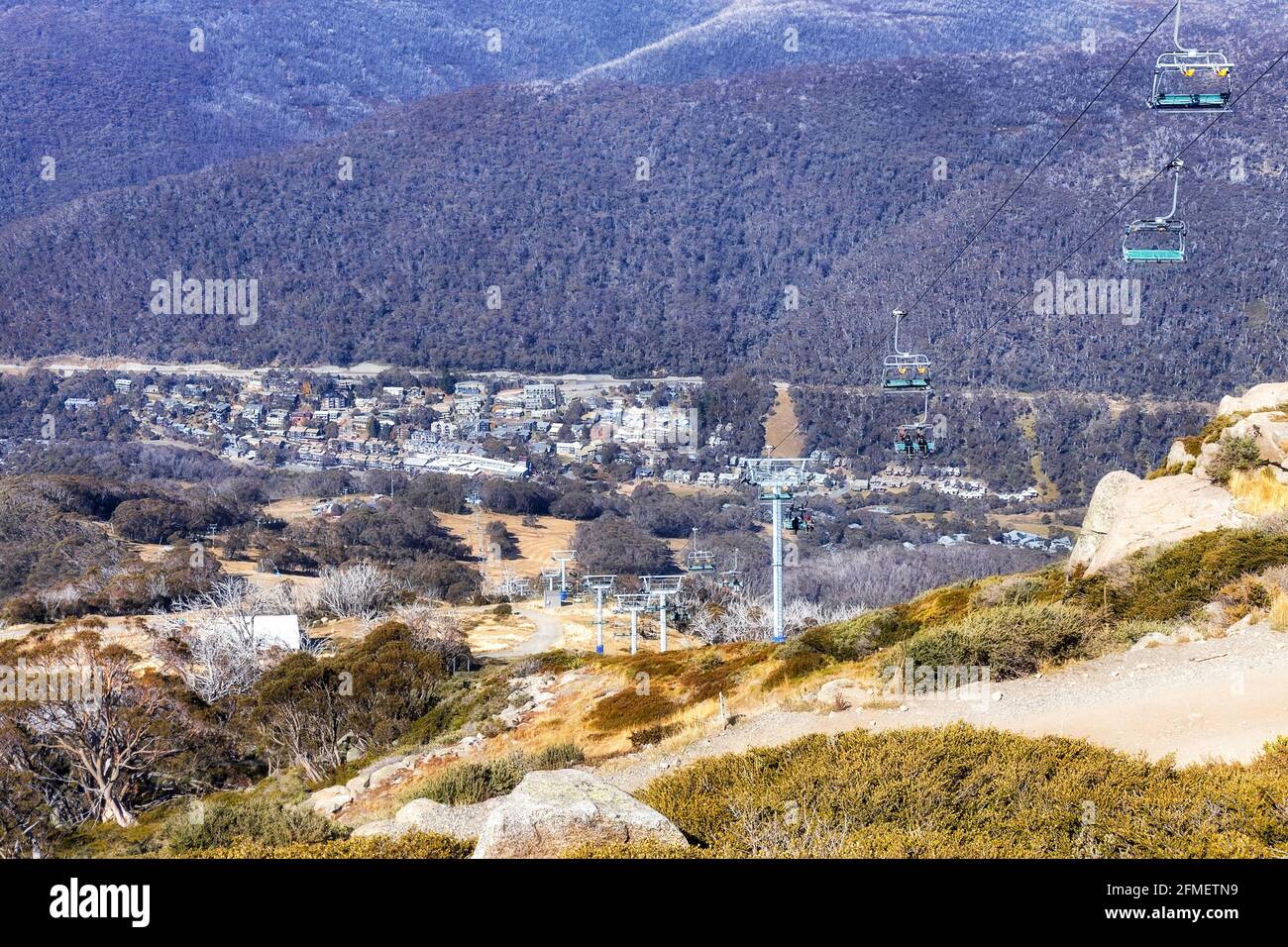 Sopra il villaggio di Thredbo nella valle di Thredbo delle montagne Snowy in Australia vicino alla seggiovia Express e alla pista per mountain bike. Foto Stock