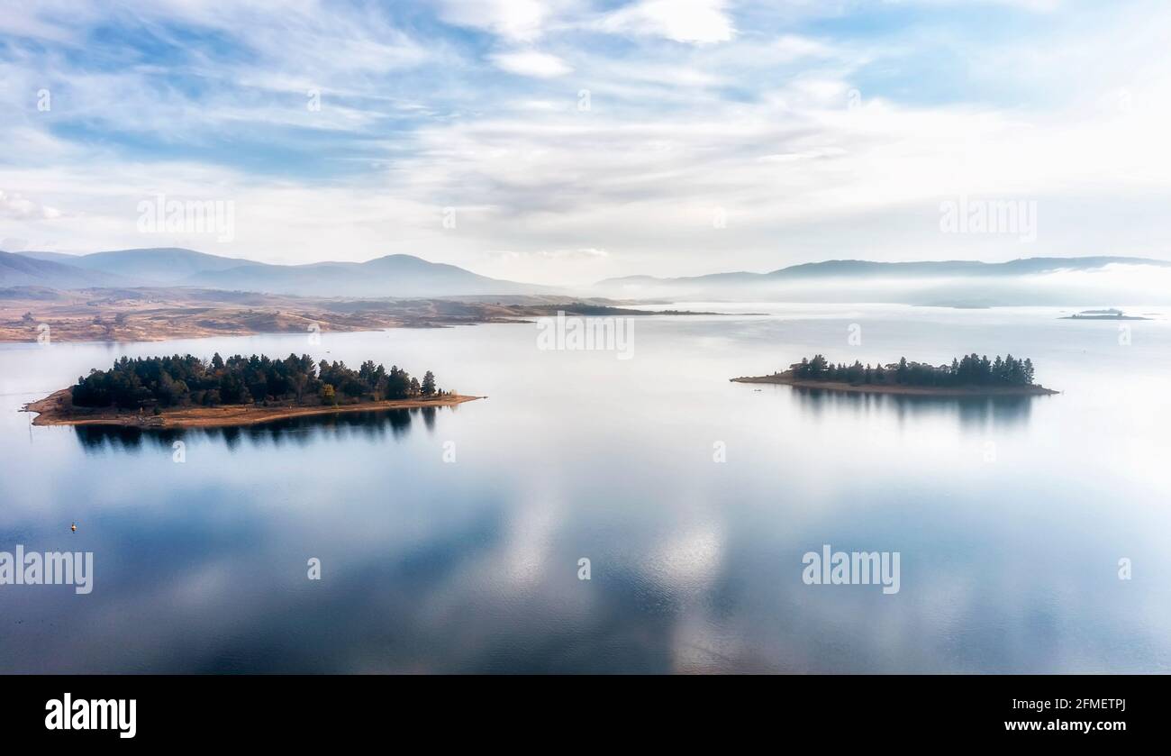 Due isole sul lago Jindabyne nelle montagne innevate dell'Australia - vista panoramica aerea. Foto Stock