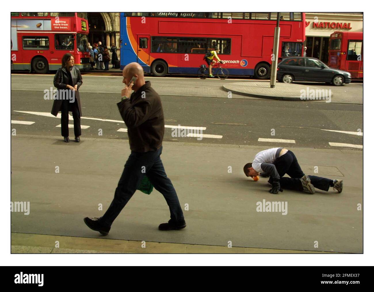 Myles Anderson rotolò un miglio arancione attraverso la città Di Londra in 1 ora e 14 minuti in un Tentativo di entrare nel libro di Guiness dei record che era Raccolta anche di denaro per Action Aid.pic David Sandison 22/3/2002 Foto Stock