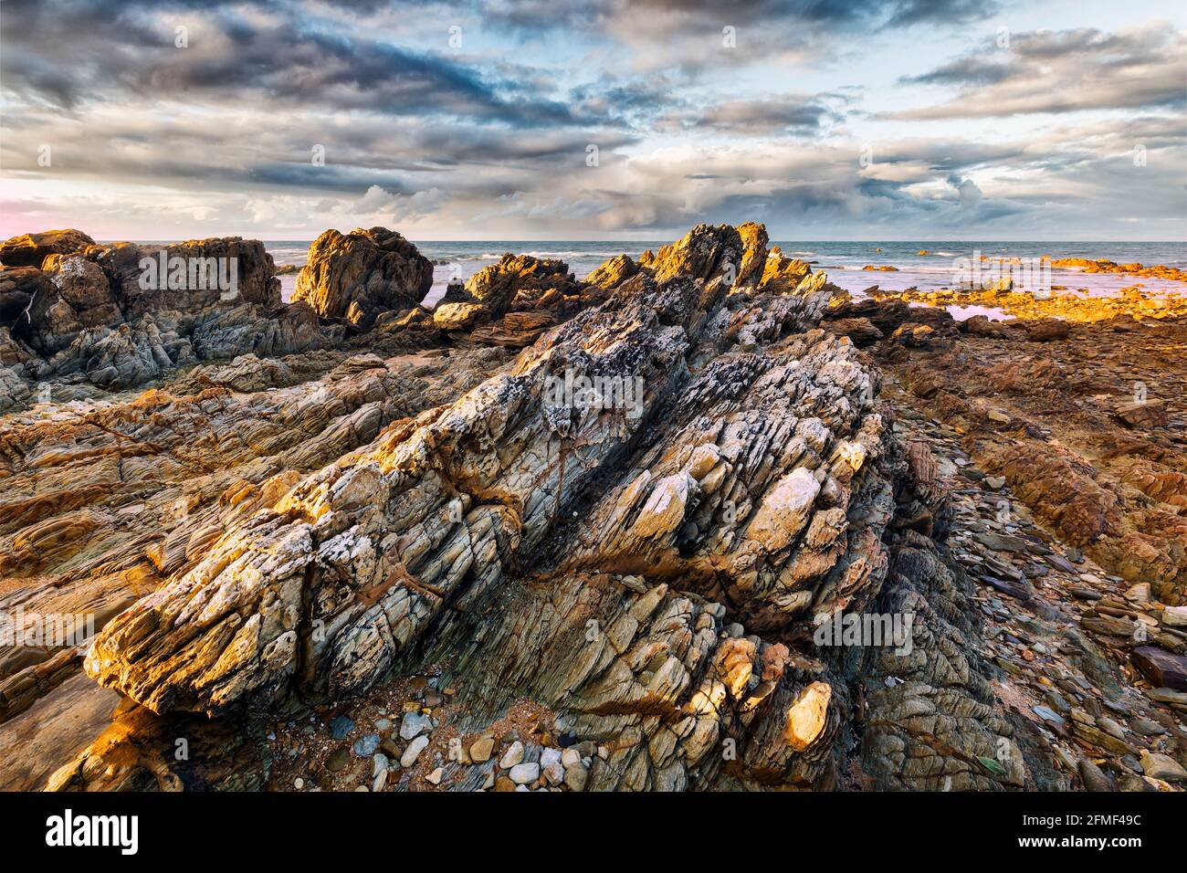 Costa frastagliata sullo stretto dei bassi Foto Stock