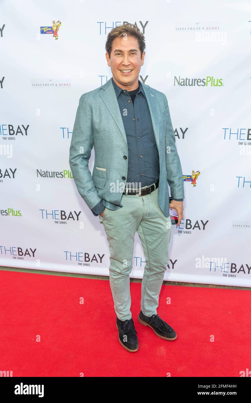 Los Angeles, California, Stati Uniti. 8 maggio 2021. Gary Quinn partecipa alla finale stagionale IN due PARTI della BAIA per lo screening all'aperto speciale! A residenza privata, Los Angeles, CA il 8 maggio 2021 Credit: Eugene Powers/Alamy Live News Foto Stock