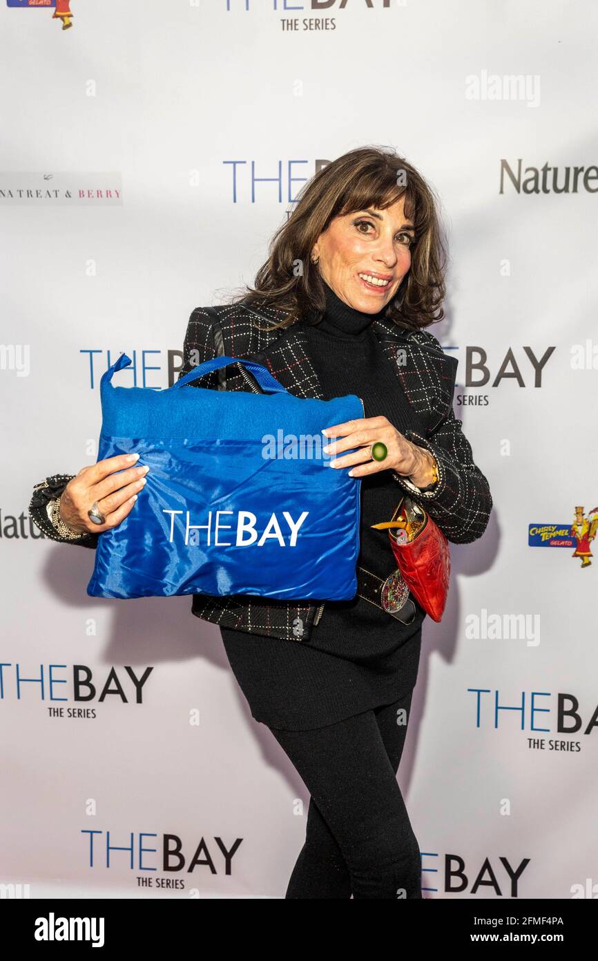 Los Angeles, California, Stati Uniti. 8 maggio 2021. Kate Linder partecipa alla finale stagionale IN 2 PARTI della BAIA per lo screening all'aperto! A residenza privata, Los Angeles, CA il 8 maggio 2021 Credit: Eugene Powers/Alamy Live News Foto Stock